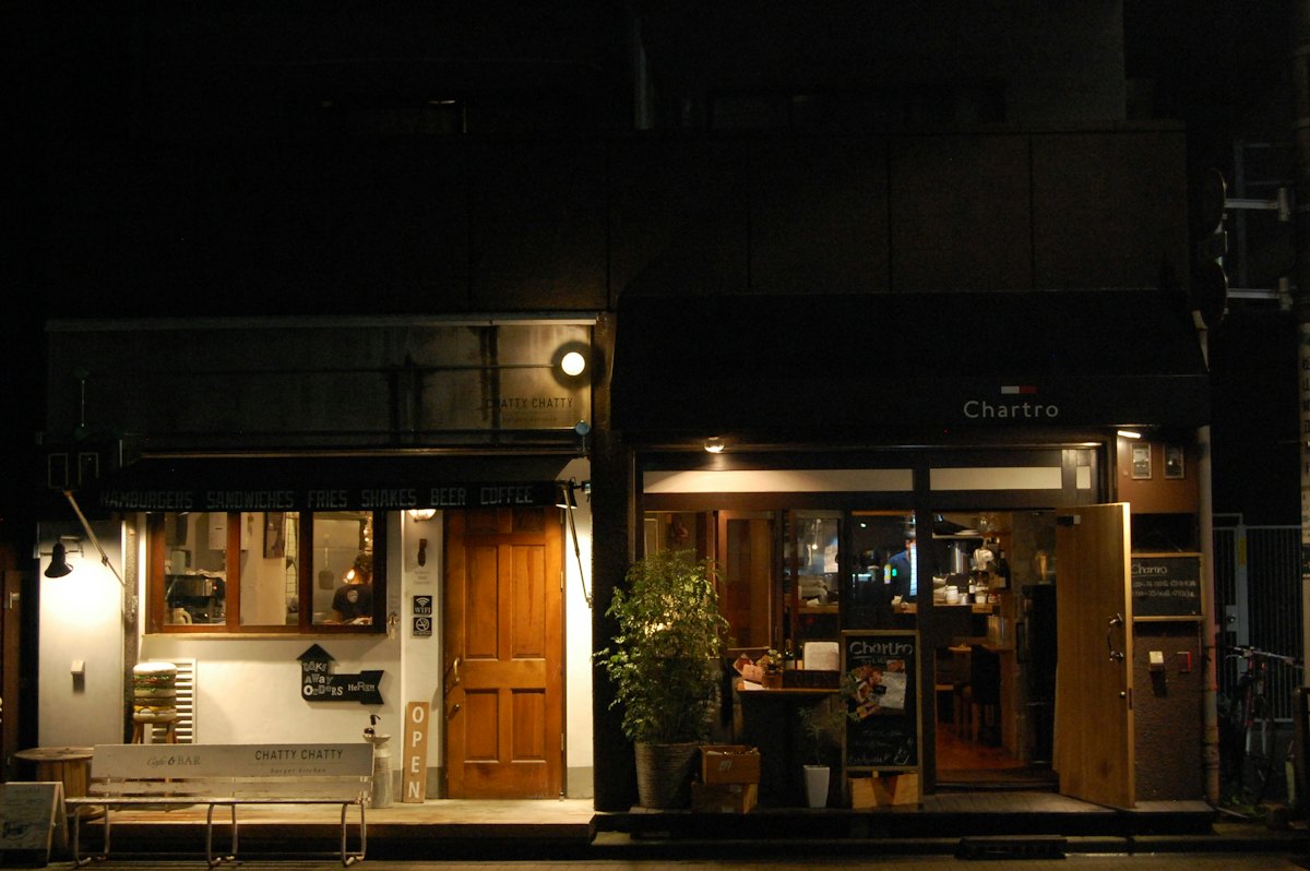 夜、暖かい明かりが灯る2軒のお店の外観