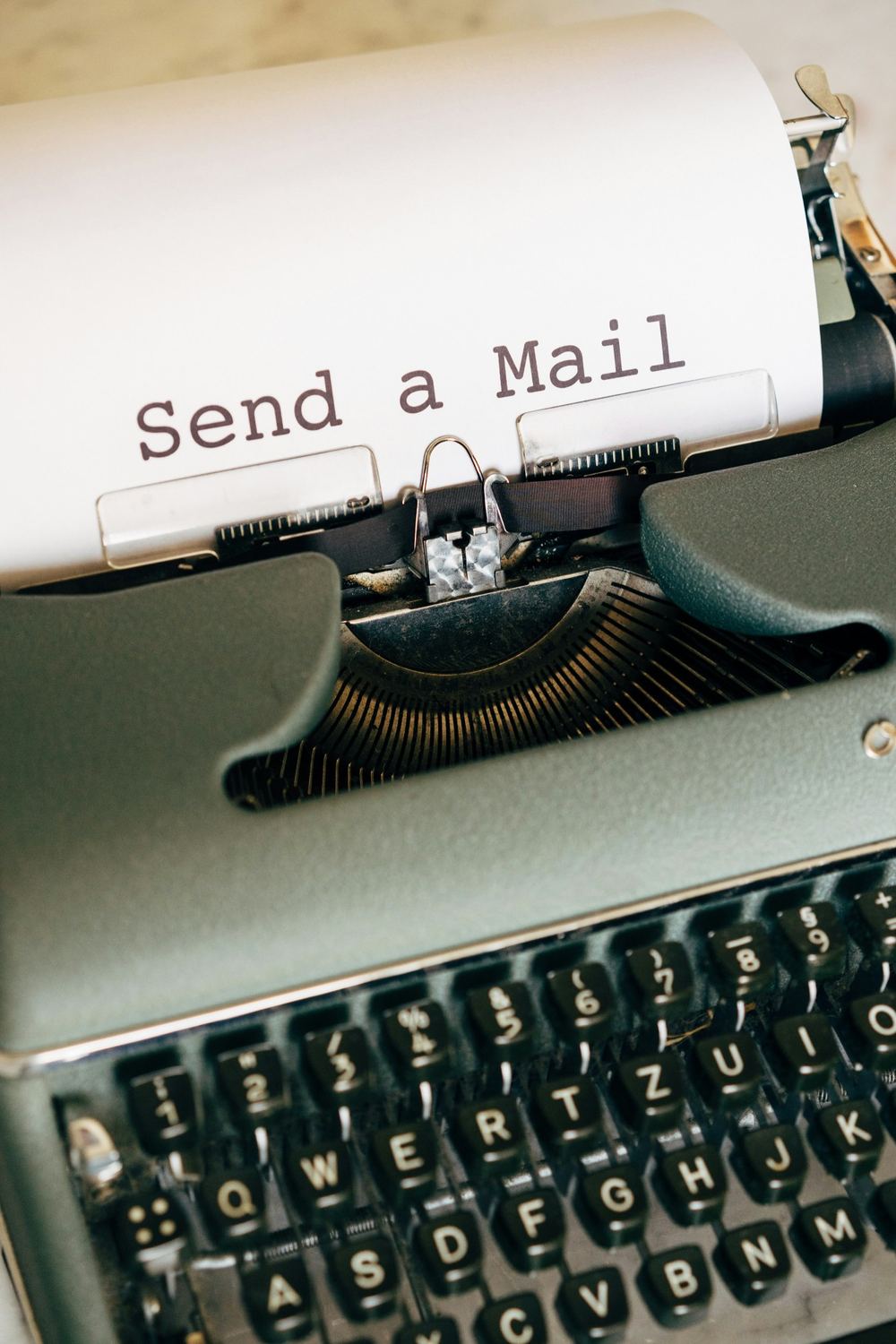 タイプライターの紙に打たれた「Send a Mail」の文字